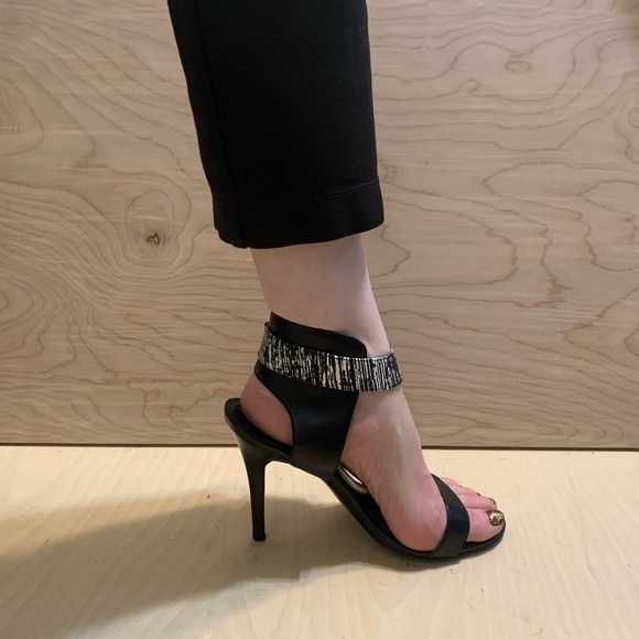 Gorgeous pair of Guess heels. Size 7 1/2. Ankle strap in black and white. - Picture 4 of 7